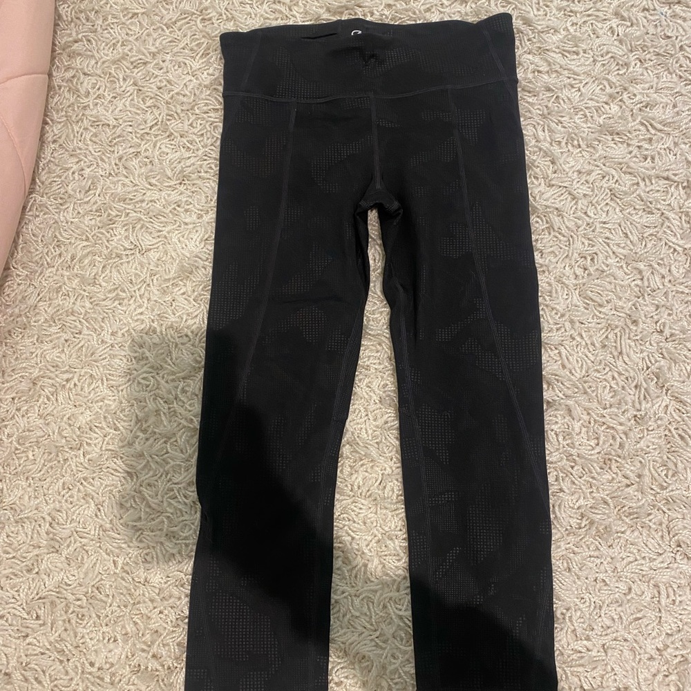 GAP FIT CAMO CAPRI LEGGINGS